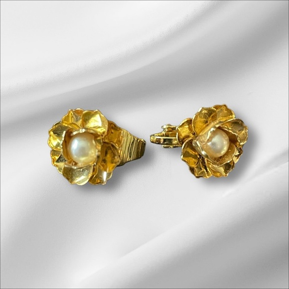 GOLD IN COLOR ROSE FLORAL WITH PEARL EOMENS CLIP ON EARRINGS - Picture 1 of 5
